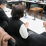 判決後、代理人弁護士らと並んで会見に臨む原告の女性（中央）＝２７日午後、神戸市中央区橘通１