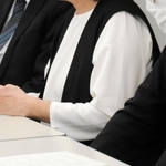 判決後、代理人弁護士らと並んで会見に臨む原告の女性（中央）＝２７日午後、神戸市中央区橘通１