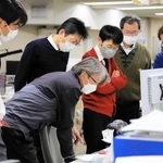 死刑判決を伝える紙面について議論する山梨日日新聞社の編集幹部ら＝１月１８日、甲府市
