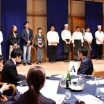 今年の酒粕プロジェクト発表会にも多彩な分野の料理人が並んだ＝神戸市東灘区