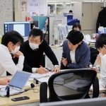 死刑判決を伝える原稿について意見を交わす、山梨日日新聞社の前島文彦社会部長（左から３人目）ら＝１月１８日、甲府市