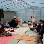 避難所となるはずの集会所が被災したため、ビニールハウスで避難生活を続ける住民たち＝２月２５日、石川県珠洲市正院町（撮影・中西幸大）