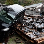 地震で崩れた寺の本堂と、津波で流されてきた車＝２月２５日、石川県珠洲市三崎町（撮影・中西幸大）