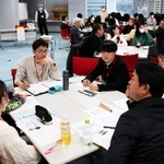 他団体の活動報告を聞き、意見を交換する参加者ら＝神戸市中央区東川崎町１
