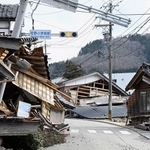 地震発生から２カ月近く経過しても、倒壊した建物はほとんど手つかずのままだった＝２月２４日、輪島市町野町（撮影・中西幸大）