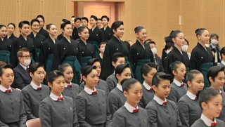 はかま姿で入場する卒業生たち＝１日午前、宝塚市武庫川町、宝塚音楽学校（撮影・吉田敦史）