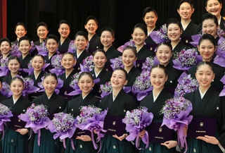 ブーケを手に顔をほころばせる卒業生たち＝１日午前、宝塚市武庫川町、宝塚音楽学校（撮影・吉田敦史）
