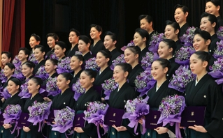 ブーケを手に顔をほころばせる卒業生たち＝１日午前、宝塚市武庫川町、宝塚音楽学校（撮影・吉田敦史）