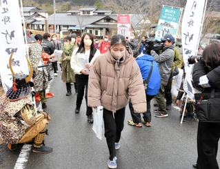 開山宣言の後、早速竹田城跡に向かう観光客ら＝朝来市和田山町殿