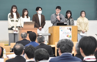 生理用品を利用した学生の声をシンポジウムで紹介し、「必要なプロジェクトと確信した」などと感想を述べる甲南大の学生＝いずれも神戸市東灘区岡本８