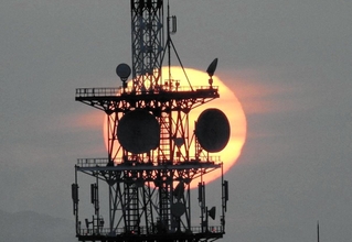 ７年ぶりに丸い姿を現した夕焼けパンダ（明石市立天文科学館提供）