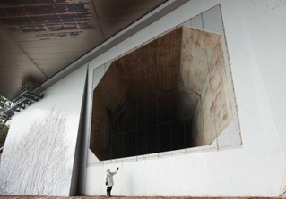 大鳴門橋の徳島県側のたもとにある巨大な穴＝徳島県鳴門市