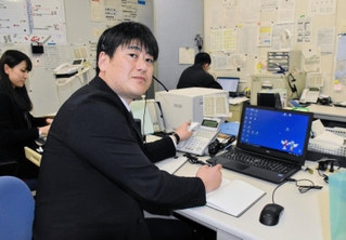 兵庫県警県民広報課で住民からの要望や苦情などに対応している葛西智広さん。自ら派遣部隊に立候補し、被災した故郷に入った＝神戸市中央区、県警本部
