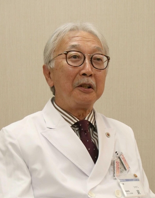 「パーキンソン病とそれ以外の脳疾患を正確に区別することが早期治療のためには重要」と話す東靖人医師＝姫路市飾磨区三宅２、姫路中央病院