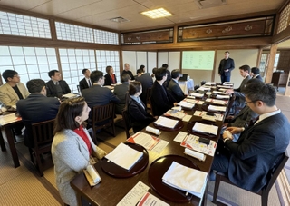 国内外の関係者が集まった「イントリンシック・イノベーションズ」のキックオフイベント＝神戸市中央区北野町４、松廼家