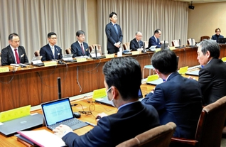 兵庫県のプロジェクトチームが新型コロナウイルス対応について検証報告書をまとめ、会議で報告した＝県庁