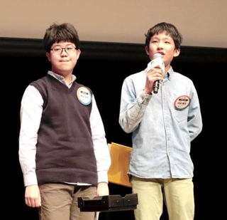 「みんなのみらい賞」に選ばれた梶田伊吹君（左）と村田陽生君＝東京都港区