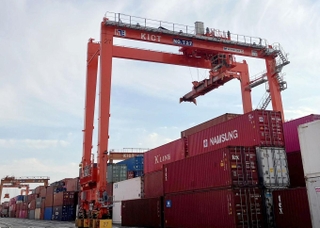 水素を燃料にした実証が予定される神戸港の荷役機械（商船港運提供）