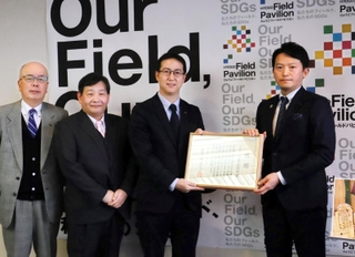 兵庫県立高校に吹奏楽器などを寄贈したとして、斎藤元彦知事（右）から感謝状を受け取った伊藤文化財団の伊藤功一理事長（右から２人目）＝兵庫県庁