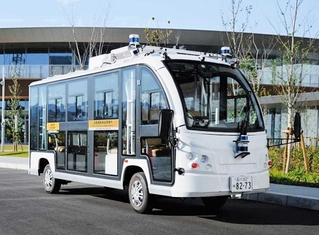 西宮市内の公道で行う自動運転の実証実験に使われる小型ＥＶバス（阪神電気鉄道提供）