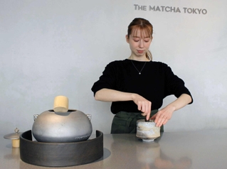 茶釜などの道具がそろう店内＝東京都渋谷区神宮前５