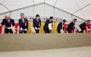 起工式でくわ入れする神戸市の久元喜造市長（左から３人目）、ＪＲ西日本の長谷川一明社長（同４人目）ら＝６日午後、神戸市中央区雲井通８（撮影・長嶺麻子）