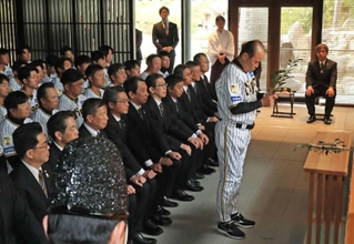 玉串を納める阪神タイガースの岡田彰布監督（右から２人目）ら＝７日午前、西宮市社家町、西宮神社（撮影・吉田敦史）