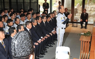玉串を納めて必勝祈願する阪神タイガースの岡田彰布監督（右から３人目）ら＝７日午前、西宮市社家町、西宮神社（撮影・吉田敦史）