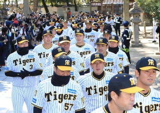 必勝祈願で西宮神社に参拝した阪神タイガースの選手ら＝７日午前、西宮市社家町（撮影・吉田敦史）