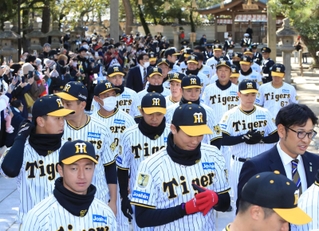必勝祈願で西宮神社に参拝した阪神タイガースの選手ら＝７日午前、西宮市社家町（撮影・吉田敦史）