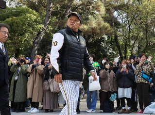 必勝祈願で西宮神社に参拝した阪神タイガースの岡田彰布監督（中央）＝７日午前、西宮市社家町（撮影・吉田敦史）