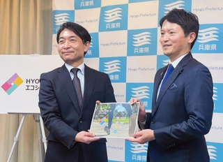 スポーツ行政に関する提案書を斎藤元彦知事（右）に手渡す検討委座長の神戸大大学院の長ケ原誠教授＝兵庫県庁