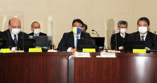 姫路市の会議に臨む清元秀泰市長（中央）と、副市長の和田達也氏（左端）、佐野直人氏（右端）＝２０２２年３月、姫路市役所