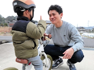 ２０日間取得した吉谷裕司さん。育休取得で子どもとの距離もさらに近づいた＝豊岡市出石町
