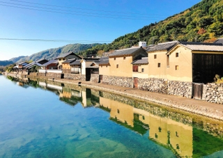 佐用町平福地区で、景観形成重点区域に指定された風景。川座敷や土蔵群が佐用川の川面に映る（いずれも兵庫県提供）