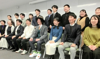 同窓会の設立総会で、笑顔で記念撮影に臨む修了生ら＝神戸市中央区脇浜海岸通１