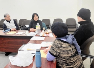 月に１度、飲食持ち込みで語り合うイモニカイ。避難者の心のよりどころ＝大阪市天王寺区、大阪市立社会福祉センター