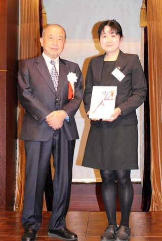 財団から目録を受け取った名古屋大学の下遠野明恵・特任講師（右）＝東京都千代田区