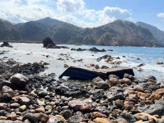海岸に流れ着いた木造船＝８日午後、兵庫県香美町香住区無南垣（香住海上保安署提供）