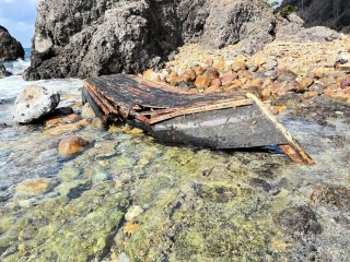 海岸に流れ着いた木造船＝８日午後、兵庫県香美町香住区無南垣（香住海上保安署提供）