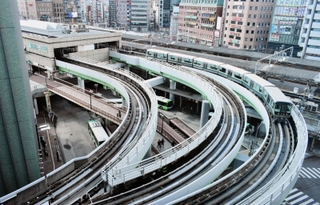 東側へ25メートル分のホームの拡張が計画されているポートライナー三宮駅＝１日、神戸市中央区