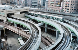 東側へ25メートル分のホームの拡張が計画されているポートライナー三宮駅＝１日、神戸市中央区