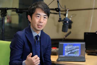 東日本大震災直後の放送を振り返り、災害報道を語る横尾泰輔さん＝神戸市中央区中山手通２、ＮＨＫ神戸放送局（撮影・小林良多）