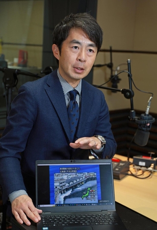東日本大震災直後の放送を振り返り、災害報道を語る横尾泰輔さん＝神戸市中央区中山手通２、ＮＨＫ神戸放送局（撮影・小林良多）