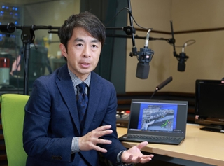 東日本大震災直後の放送を振り返り、災害報道を語る横尾泰輔さん＝神戸市中央区中山手通２、ＮＨＫ神戸放送局（撮影・小林良多）