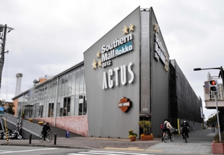 サザンモール六甲Ｂ６１２。建屋北面（右側）の覆いの中では工事が進む＝神戸市灘区新在家南町１