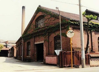 地域のシンボル的存在だった小泉製麻の赤れんが造りの建屋＝１９８１年ごろ（サザンモール六甲提供）