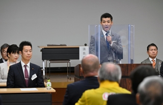 立憲民主党兵庫県連の定期大会に参加した同党の泉健太代表と、あいさつを聞く県連代表の井坂信彦衆院議員（手前左）ら出席者＝１０日午後、神戸市中央区中山手通４（撮影・風斗雅博）