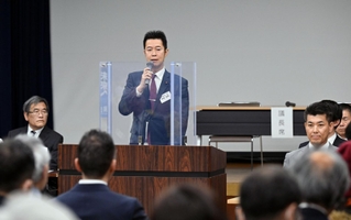 立憲民主党兵庫県連の定期大会であいさつする井坂信彦衆院議員（中央）＝１０日午後、神戸市中央区（撮影・風斗雅博）