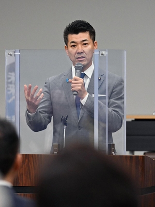 立憲民主党兵庫県連の定期大会であいさつする同党の泉健太代表＝１０日午後、神戸市中央区（撮影・風斗雅博）